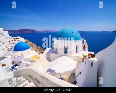 Le iconiche chiese a cupola blu della Resurrezione del Signore e di San Spyridon, il villaggio di Oia, l'isola di Santorini (Thira), le Cicladi, le isole greche, Grecia Foto Stock
