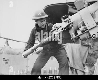 Able Seaman W. Connor gestisce un cannone antiaereo da 12 libbre 12 cwt a bordo del cacciatorpediniere HMS Vanoc mentre si trovava nelle stazioni d'azione durante una missione di scorta di convogli durante la seconda guerra mondiale. Foto Stock