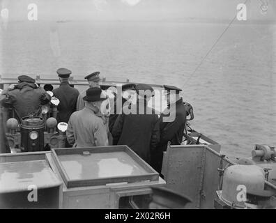 IL PRESIDENTE ROOSEVELT INCONTRA IL PRIMO MINISTRO CHURCHILL. DAL 4 AL 9 AGOSTO 1941, A BORDO DELLA HMS PRINCE OF WALES, DURANTE IL VIAGGIO ATTRAVERSO L'ATLANTICO CHE PORTÒ IL PRIMO MINISTRO E I SUOI CAPI DI STATO MAGGIORE AL SUO INCONTRO CON IL PRESIDENTE ROOSEVELT AL LARGO DI TERRANOVA. - Il primo Ministro arriva a bordo della HMS PRINCE OF WALES Foto Stock