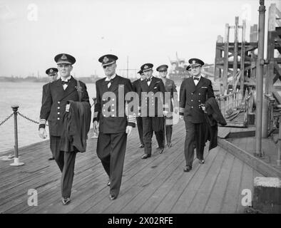 CHURCHILL E I CAPI NAVALI DEL GOVERNO DEGLI STATI UNITI PRESSO IL GREENWICH NAVAL COLLEGE. 24 LUGLIO 1942. - Ospiti che arrivano a Greenwich Foto Stock