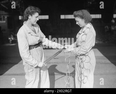 Le donne costruiscono anelli di filo per reti da difesa a Southampton il 13 ottobre 1942, sostenendo la protezione costiera durante la seconda guerra mondiale Foto Stock