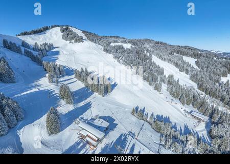 Herrliche Bedingungen für Wintersport im Skigebiet am Bolsterlanger Horn im Allgäu Ausblick auf das winterlich verschneite Oberallgäu rund um Bols Bol Foto Stock