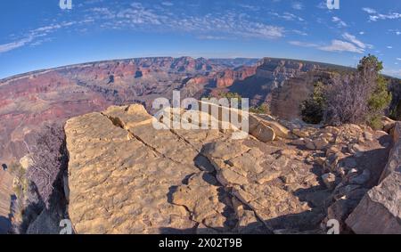 Vista dalle scogliere di Powell Point dietro il Powell Memorial, il Grand Canyon, sito patrimonio dell'umanità dell'UNESCO, Arizona, Stati Uniti d'America Foto Stock