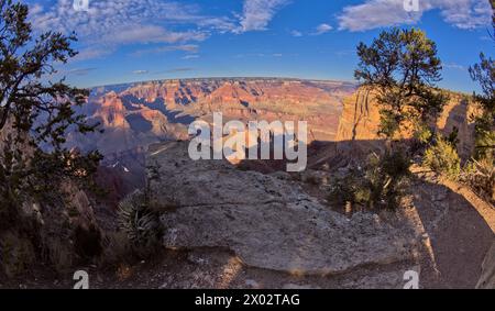 Vista del Grand Canyon da una scogliera tra Hopi Point e Mohave Point, Grand Canyon, sito patrimonio dell'umanità dell'UNESCO, Arizona, Stati Uniti d'America Foto Stock