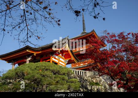 Complesso del tempio buddista Kiyomizu-dera e pagoda a Kyoto, sito Patrimonio dell'Umanità dell'UNESCO, Honshu, Giappone, Asia Foto Stock