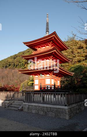 Tempio buddista Kiyomizu-dera e Pagoda a tre piani Koyasunoto con colori autunnali, Kyoto, sito Patrimonio dell'Umanità dell'UNESCO, Honshu, Giappone, Asia Foto Stock