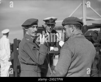 LA MARINA BRITANNICA IN GRECIA. 16, 17, 18 E 19 OTTOBRE 1944, ATENE. LE TRUPPE BRITANNICHE, SCORTATE DA UNA FLOTTIGLIA DI QUATTRO INCROCIATORI E CACCIATORPEDINIERE BRITANNICI, SOTTO IL COMANDO DEL CONTRAMMIRAGLIO J M MANSFIELD, INSIEME ALLE UNITÀ DELLA ROYAL HELLENIC NAVY, SBARCARONO AL PIREO E PROCEDETTERO DA LÌ AD ATENE. - Tenente generale R N Scobie, CB, CBE, MC, forze alleate del governo della RPC, Grecia (a sinistra), chiacchierando con gli ufficiali sul ponte dell'incrociatore HMS ORION Foto Stock