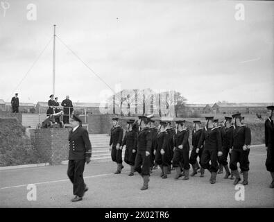 L'ALTO COMMISSARIO DELLA NUOVA ZELANDA SI RECA A PLYMOUTH. 14 DICEMBRE 1944, PLYMOUTH, DURANTE LA VISITA DEL SIG. JORDAN, ALTO COMMISSARIO PER LA NUOVA ZELANDA. - Il contingente neozelandese alla HMS RALEIGH marciava oltre la base salutista, dove il signor Jordan ha salutato Foto Stock