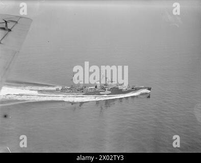La HMS Argonaut viene mostrata a vapore ad alta velocità da una prospettiva aerea il 1o agosto 1942. Foto Stock