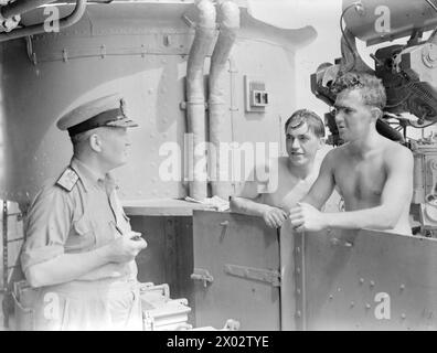 CON LA FLOTTA BRITANNICA DEL PACIFICO. 1945 AGOSTO, ATTIVITÀ DEGLI UOMINI DELLA FLOTTA BRITANNICA DEL PACIFICO POCO PRIMA DELLA RESA GIAPPONESE. - Sulla strada per Tokyo, ammiraglio Sir Bruce Fraser, GCB, KCB, RN, C in C British Pacific Fleet, con due rating sulla sua ammiraglia HMS DUKE OF YORK Foto Stock