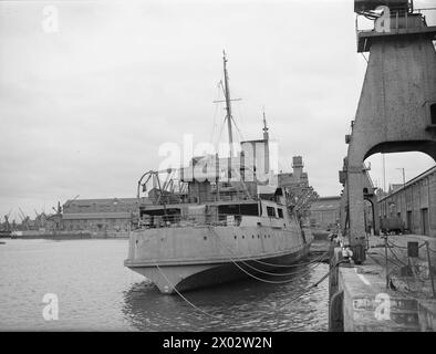 HMS INVICTA E HMS DUKE OF WELLINGTON. 22 LUGLIO 1942. - La vista a poppa della HMS INVICTA Foto Stock