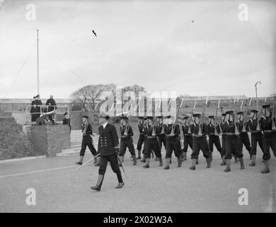 L'ALTO COMMISSARIO DELLA NUOVA ZELANDA SI RECA A PLYMOUTH. 14 DICEMBRE 1944, PLYMOUTH, DURANTE LA VISITA DEL SIG. JORDAN, ALTO COMMISSARIO PER LA NUOVA ZELANDA. - Il contingente neozelandese alla HMS RALEIGH marciava oltre la base salutista, dove il signor Jordan ha salutato Foto Stock