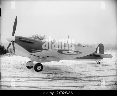 Spitfire Mark VB(T), AB344, a terra presso la Vickers-Armstrong Supermarine Works, Eastleigh, Southampton, equipaggiato con un carro armato da 90 galloni, volò dalla HMS Eagle a Malta il 7 marzo 1942, distrutto durante un raid aereo il 18 aprile 1942 a Kalafrana. Foto Stock