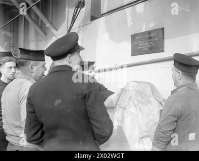 HMS AYLMER IN RIPARAZIONE A LIVERPOOL. DAL 6 FEBBRAIO AL 5 APRILE 1945, MOLO CLARENCE GRAVING, LIVERPOOL. LE RIPARAZIONI IN CORSO SULLO STELO E SULLE PARATIE DELLA FREGATA AMERICANA HMS AYLMER, CAPITANI DI CLASSE, DOPO CHE LEI, CON ALTRE NAVI DEL 4° GRUPPO DI SCORTA, SPERONARONO E AFFONDARONO UN U-BOOT NEL GENNAIO 1945. - La targa DELL'AYLMER che mostra che e' stata costruita negli Stati Uniti nel 1943 Foto Stock