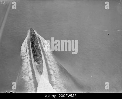 La HMS Argonaut viene catturata dall'alto mentre si muove ad alta velocità il 1o agosto 1942, mostrando il ponte della nave, la sovrastruttura e la veglia nell'acqua circostante. Foto Stock