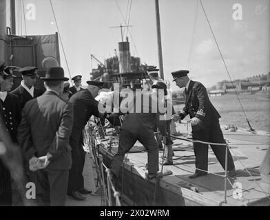 L'ALTO COMMISSARIO DELLA NUOVA ZELANDA VISITA LA HMS KING ALFRED. 20 AGOSTO 1942. - Il sig. Jordan salga a bordo della nave utilizzata per l'addestramento in mare Foto Stock