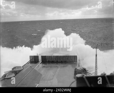 Il 18 gennaio 1943, la HMS Illustrious incontrò mari pesanti al largo del Capo di buona speranza mentre fuggiava a vapore. Il parabrezza è visibile in primo piano. Foto Stock