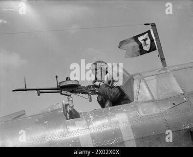 Nel 1939-1940, in Francia, un sergente d'artiglieria operò una mitragliatrice tipo K Vickers .303 dalla cabina di pilotaggio posteriore di una Fairey Battle del No. 103 Squadron RAF a St-Lucien Ferme vicino Rheges, con un pennant di squadrone che volava dall'albero radio. Foto Stock