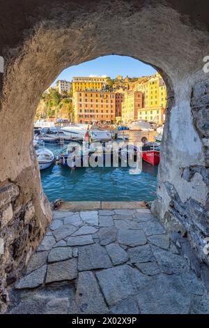 Lo splendido porto di Camogli visto attraverso un arco di casa, Camogli, provincia di Genova, Liguria, Italia, Europa Foto Stock