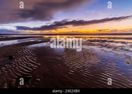 Tramonto sul Mare d'Irlanda e sulla penisola di Furness, da Sandy Gap, Walney Island, Cumbria Coast, Inghilterra, Regno Unito, Europa Foto Stock