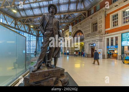 Vista del National Windrush Monument nell'atrio principale della stazione di Waterloo, Londra, Inghilterra, Regno Unito, Europa Foto Stock