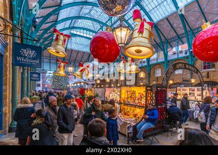 Vista delle decorazioni natalizie nell'Apple Market, Covent Garden, Londra, Inghilterra, Regno Unito, Europa Foto Stock