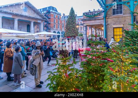 Veduta delle decorazioni natalizie in The Piazza, Covent Garden, Londra, Inghilterra, Regno Unito, Europa Foto Stock