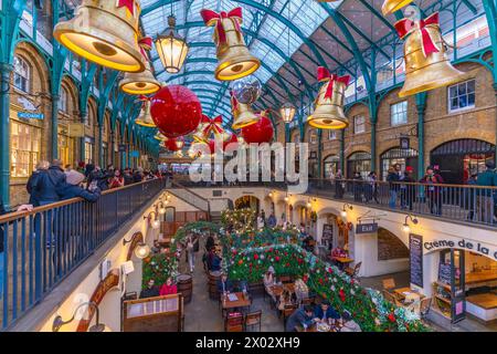 Vista delle decorazioni natalizie nell'Apple Market, Covent Garden, Londra, Inghilterra, Regno Unito, Europa Foto Stock