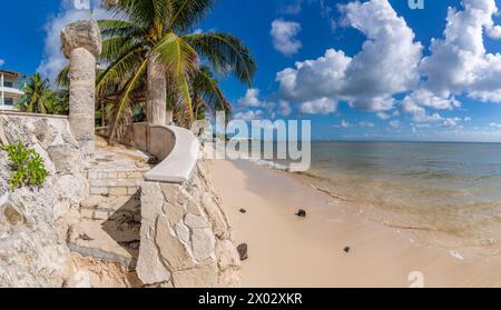 Vista della spiaggia vicino a Puerto Morelos, costa caraibica, penisola dello Yucatan, Messico, Nord America Foto Stock