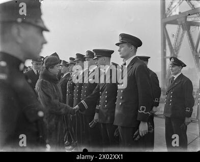 RH LA PRINCIPESSA REALE VISITA ROSYTH E ISPEZIONA LA HMS PRINCE OF WALES. 1941. - La Principessa reale stringe la mano agli ufficiali durante la sua visita alla HMS PRINCE OF WALES a Rosyth Foto Stock