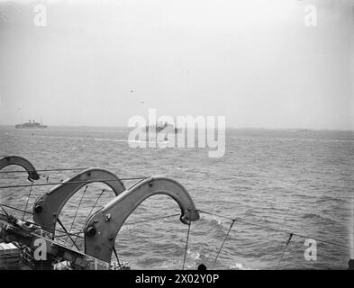 UNA GRANDE FORZA DI INVASIONE ALLEATA SI AVVICINA ALLA SICILIA. 1943 LUGLIO, A BORDO DELLA NAVE DA TRASPORTO WINCHESTER CASTLE, IN VIAGGIO VERSO LA SICILIA. - Parte dell'enorme flotta d'invasione in viaggio per la Sicilia Foto Stock