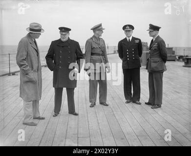 IL PRESIDENTE ROOSEVELT INCONTRA IL PRIMO MINISTRO CHURCHILL. DAL 4 AL 9 AGOSTO 1941, A BORDO DELLA HMS PRINCE OF WALES DURANTE IL VIAGGIO ATTRAVERSO L'ATLANTICO CHE PORTÒ IL PRIMO MINISTRO E I SUOI CAPI DI STATO MAGGIORE AL SUO INCONTRO CON IL PRESIDENTE ROOSEVELT. - Il signor Harry Hopkins, il signor Churchill, il generale Sir J Dill, l'ammiraglio Sir Dudley Pound e l'Air Marshal Sir Wilfred Freeman Foto Stock