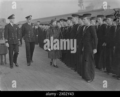 La Princess Royal ispeziona la compagnia della nave a bordo della HMS Prince of Wales durante la sua visita del 1941 a Rosyth. Foto Stock