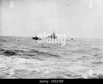 IL DESTROYER HMS EXPRESS DANNEGGIATO. 1940, A BORDO DELLA HMS KELVIN MENTRE ERA ANDATA IN AIUTO DEL DESTROYER DANNEGGIATO E PRESE A BORDO I SOPRAVVISSUTI. - MTB vicino alla HMS EXPRESS Foto Stock