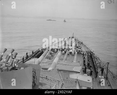 IL PRESIDENTE ROOSEVELT INCONTRA IL PRIMO MINISTRO CHURCHILL. 9 AGOSTO 1941, A BORDO DELLA HMS PRINCE OF WALES, NELL'ATLANTICO SETTENTRIONALE AL LARGO DI TERRANOVA. GLI INCONTRI SI SVOLSERO A BORDO DELLA CORAZZATA HMS PRINCE OF WALES E DELL'AMERICAN CRUISER USS AUGUSTA, GLI INCONTRI INIZIARONO IL 9 AGOSTO 1941. - HMS PRINCE OF WALES che arriva al largo di Terranova con navi della Marina degli Stati Uniti sullo sfondo Foto Stock