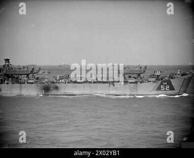 Il 6 giugno 1944, le forze britanniche parteciparono all'invasione della Normandia, utilizzando la LST US 52 e altre imbarcazioni da sbarco al largo di Gold Beach per trasportare truppe e attrezzature per l'assalto. Foto Stock