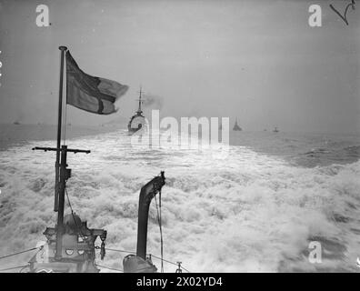 ESERCITAZIONE PER TUTTA LA NOTTE DEI CACCIATORPEDINIERE. 26 AGOSTO 1940, A BORDO DELLA HMS JACKAL. - I dirottatori procedono verso il mare Foto Stock