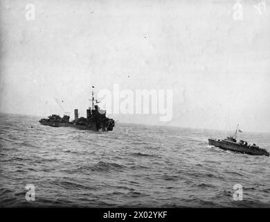 IL DESTROYER HMS EXPRESS DANNEGGIATO. 1940, A BORDO DELLA HMS KELVIN MENTRE ERA ANDATA IN AIUTO DEL DESTROYER DANNEGGIATO E PRESE A BORDO I SOPRAVVISSUTI. - Una MTB che procede ad aiuto della HMS EXPRESS Royal Navy, HMS Express, Torpedo Boat Destroyer (1896) Foto Stock