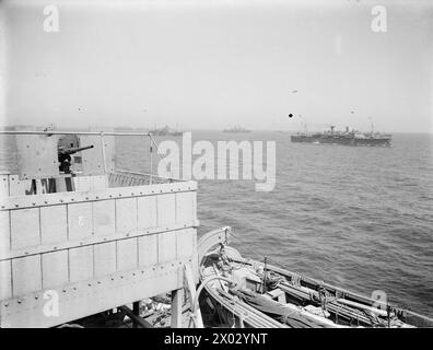 UNA GRANDE FORZA DI INVASIONE ALLEATA SI AVVICINA ALLA SICILIA. 1943 LUGLIO, A BORDO DELLA NAVE DA TRASPORTO WINCHESTER CASTLE, IN VIAGGIO VERSO LA SICILIA. - Parte dell'enorme flotta d'invasione in viaggio per la Sicilia Foto Stock