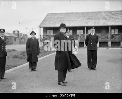 L'ALTO COMMISSARIO DELLA NUOVA ZELANDA SI RECA A PLYMOUTH. 14 DICEMBRE 1944, PLYMOUTH, DURANTE LA VISITA DEL SIG. JORDAN, ALTO COMMISSARIO PER LA NUOVA ZELANDA. - Il signor Jordan durante la sua visita alla HMS RALEIGH Foto Stock