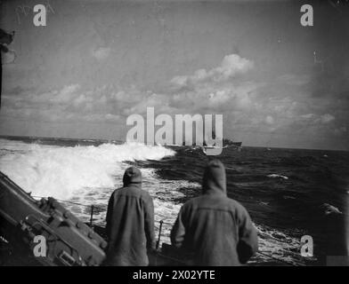 CACCIATORPEDINIERE IN MARE. 1940, A BORDO DI UN DESTROYER. - Il cacciatorpediniere HMS JAGUAR che sta manovrando in mare Foto Stock