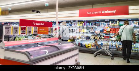 Amburgo, Germania. 09 aprile 2024. Clienti che fanno acquisti in un supermercato a prezzi scontati LIDL. Credito: Markus Scholz/dpa/Alamy Live News Foto Stock