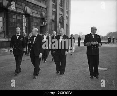 CHURCHILL E I CAPI NAVALI DEL GOVERNO DEGLI STATI UNITI PRESSO IL GREENWICH NAVAL COLLEGE. 24 LUGLIO 1942. - (Da sinistra A destra) Ammiraglio King, Mr Churchill, Mr Alexander e Sir D Pound Foto Stock