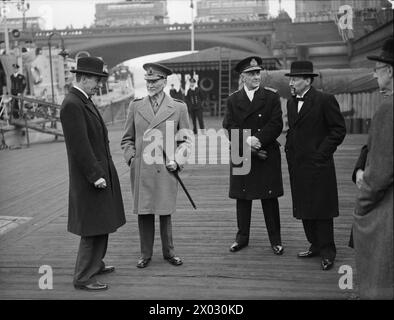 LE PRIME DELL'IMPERO NAVIGANO LUNGO IL TAMIGI PER CENA. 8 MAGGIO 1944, WESTMINSTER PIER. I PREMIER DELL'IMPERO PARTONO DA ML IN VIAGGIO PER IL ROYAL NAVAL COLLEGE DI GREENWICH, PER PARTECIPARE ALLA CENA DATA IN LORO ONORE DAL CONSIGLIO DELL'AMMIRAGLIATO. - Da sinistra a destra: Lord Cranborne, Segretario di Stato per gli affari del dominio; feldmaresciallo Smuts; viceammiraglio Sir e Neville Syfret; sig. C Atlee, vice primo ministro Foto Stock