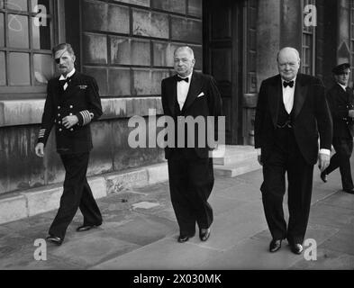 CHURCHILL E I CAPI NAVALI DEL GOVERNO DEGLI STATI UNITI PRESSO IL GREENWICH NAVAL COLLEGE. 24 LUGLIO 1942. Da sinistra a destra, capitano Davies, PHT Greenwich Naval College, signor Alexander, primo Lord dell'Ammiragliato, e signor W Churchill Foto Stock