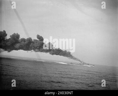 I CACCIATORPEDINIERE ESEGUONO DEGLI ESERCIZI. SETTEMBRE 1940, A BORDO DELLA HMS KELVIN. - Posa di una cortina di fumo durante gli esercizi Foto Stock