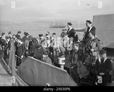 LA CORVETTE FRANCESE COMBATTE AFFONDA 2 U-BOOT. 14 MARZO 1943, GREENOCK, LA CORVETTE FRANCESE ACONIT AFFONDÒ DUE U-BOOT CON FUOCO A FUOCO E SPERONANDO MENTRE SCORTAVA UN CONVOGLIO ATLANTICO ATTRAVERSO L'U-BOOT PACK IL 10 MARZO 1943. IL SECONDO SOTTOMARINO AVEVA APPENA SILURATO IL BRITISH DESTROYER HMS HARVESTER. L'ACONIT GIUNSE IN UN PORTO BRITANNICO CON SOPRAVVISSUTI DEL MIETITORE E UN MERCANTILE, E PRIGIONIERI DEI DUE U-BOOT. - Vice ammiraglio Troup, ufficiale di bandiera in comando, Glasgow, incontra alcuni dei sopravvissuti di un mercantile americano prelevato dall'FFS ACONIT durante l'azione Foto Stock