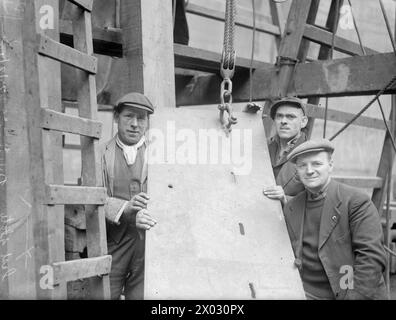 HMS AYLMER IN RIPARAZIONE A LIVERPOOL. DAL 6 FEBBRAIO AL 5 APRILE 1945, MOLO CLARENCE GRAVING, LIVERPOOL. LE RIPARAZIONI IN CORSO SULLO STELO E SULLE PARATIE DELLA FREGATA AMERICANA HMS AYLMER, CAPITANI DI CLASSE, DOPO CHE LEI, CON ALTRE NAVI DEL 4° GRUPPO DI SCORTA, SPERONARONO E AFFONDARONO UN U-BOOT NEL GENNAIO 1945. - Il 30 marzo, l'ultimo piatto pronto per essere messo in posizione Foto Stock