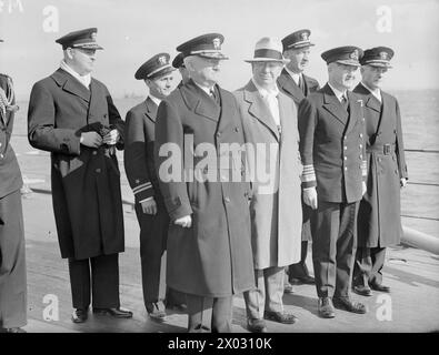 LA VISITA DEL COLONNELLO KNOX. SETTEMBRE 1943, SCAPA FLOW. IL COLONNELLO FRANK KNOX, SEGRETARIO DELLA MARINA DEGLI STATI UNITI, E L'AMMIRAGLIO H R HARKS, C IN C FORZE NAVALI AMERICANE IN EUROPA, VISITARONO LE FORZE NAVALI STATUNITENSI IN SERVIZIO CON LA FLOTTA NAZIONALE. - Da sinistra a destra: Capitano Lovette, tenente Williams, ammiraglio Stark, col Knox, capitano Perry, l'ammiraglio Sir Bruce Fraser (C in C Home Fleet) e l'ammiraglio Hustvedt a bordo della HMS DUKE OF YORK Foto Stock