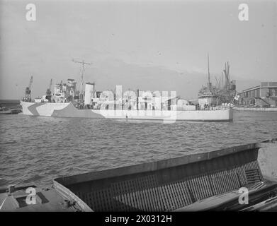 Il 19 settembre 1942 presso il molo King George V, il nuovo cacciatorpediniere britannico HMS Chiddingfold fu fotografato a metà nave. Foto Stock